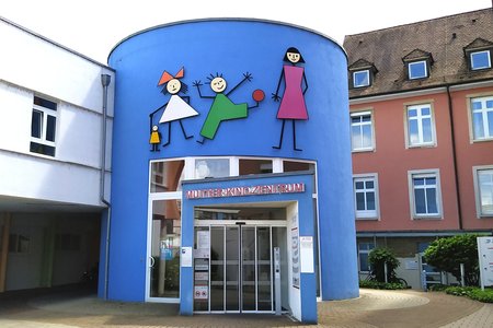 Architekturaufnahme: Eingang zum Mutter-Kind-Zentrum am Ortenau Klinikum in Offenburg  