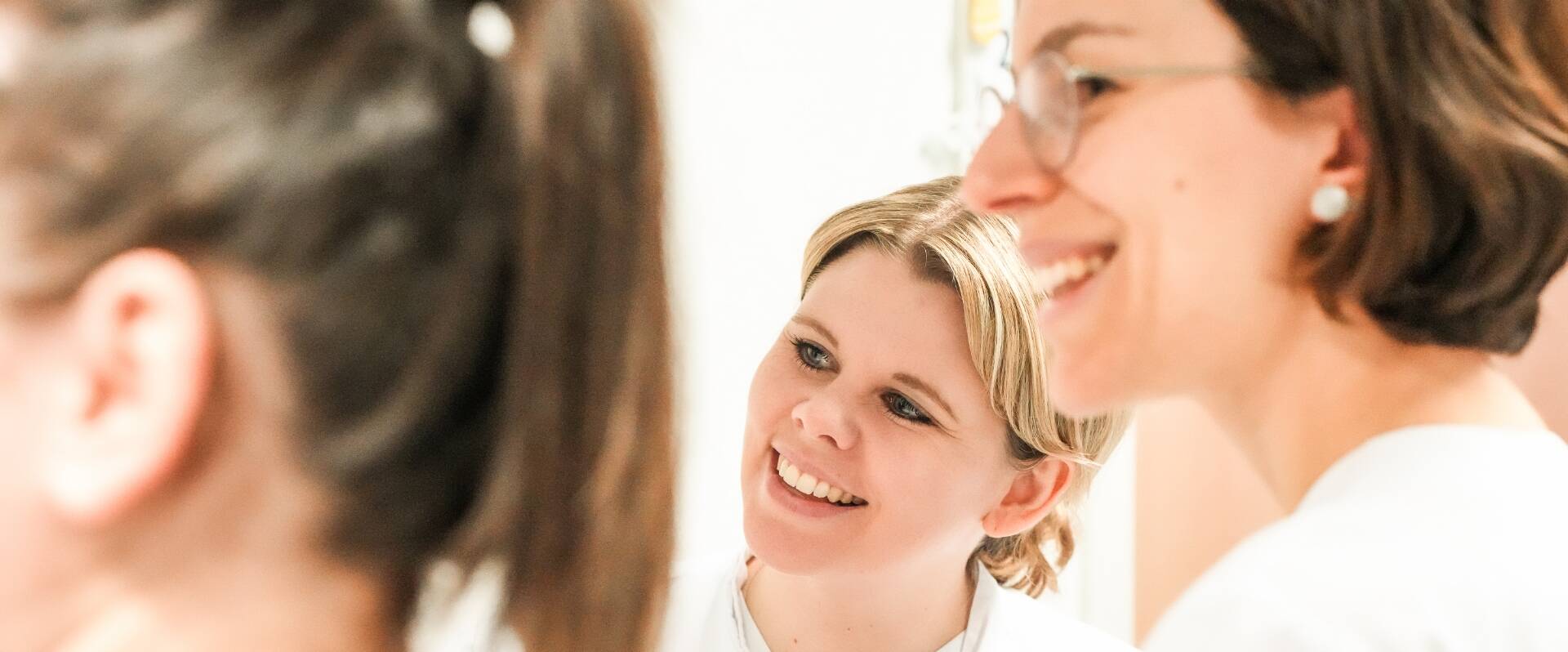 Medizinisches Personal interagieren fröhlich