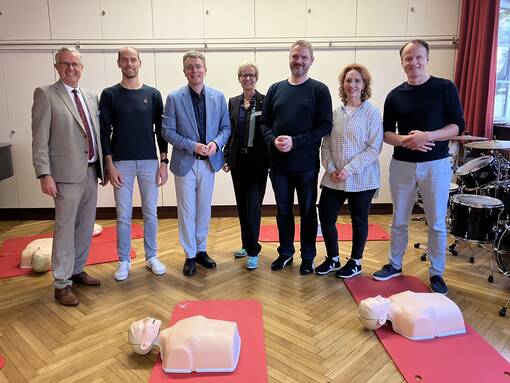 Gelungene Aktion mit prominenter Unterstützung: (v.l.) Medizinischer Vorstand Dr. Peter Kraemer, Lehrer und Schulsanitäter Christoph Herkersdorf, Landrat Thorsten Erny, Vorstandsvorsitzende Claudia Bauer-Rabe, Professor Dr. Philipp Diehl, Schulleiterin Birgit Seitz und Sektionsleiter Dr. Fabian Meixner im Schiller-Gymnasium in Offenburg.