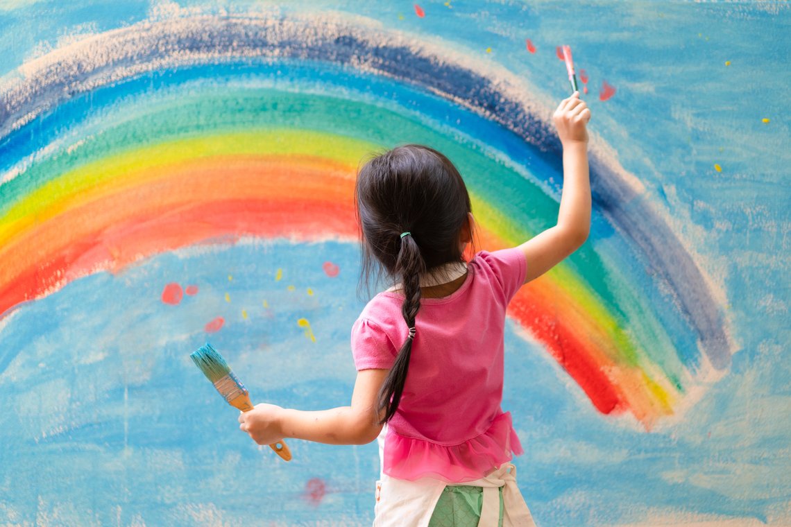 Brückenpflege - Die andere Brücke: Kind malt Regenbogen an die Wand