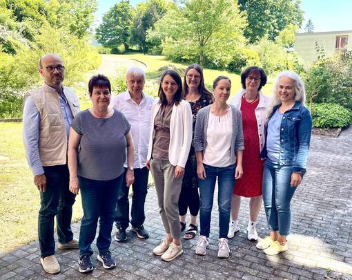 Gruppenfoto: Jens Dobokay, Roswitha Treusch und Karl-Heinz Treusch von der Achim Manz-Stiftung, Leiterin Janine Lebrecht sowie das Team der Krebsberatungsstelle Ortenau