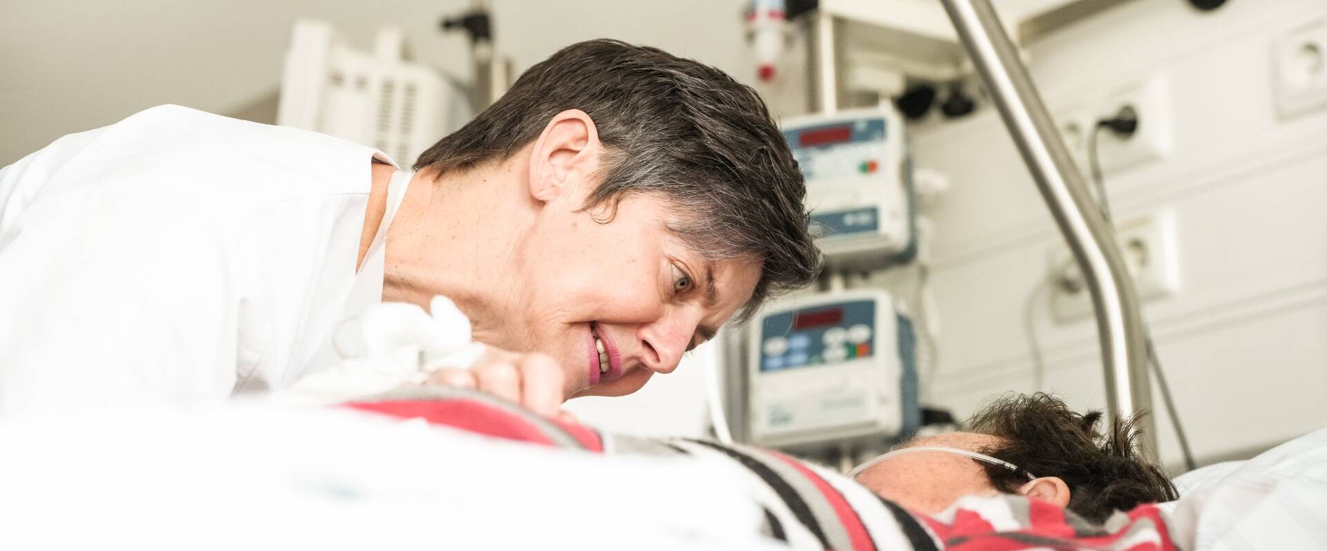 Pflegerin am Bett eines Patienten