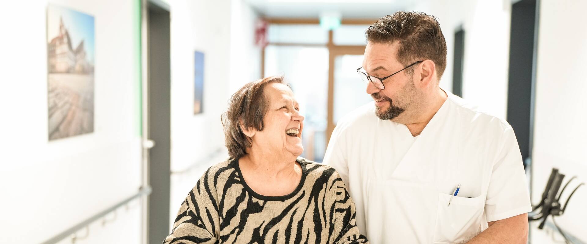 Drei &Auml;rzte stellen eine Diagnose im Patientenzimmer