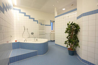 Teil unseres Kreißsaals mit Entspannungsbadewanne