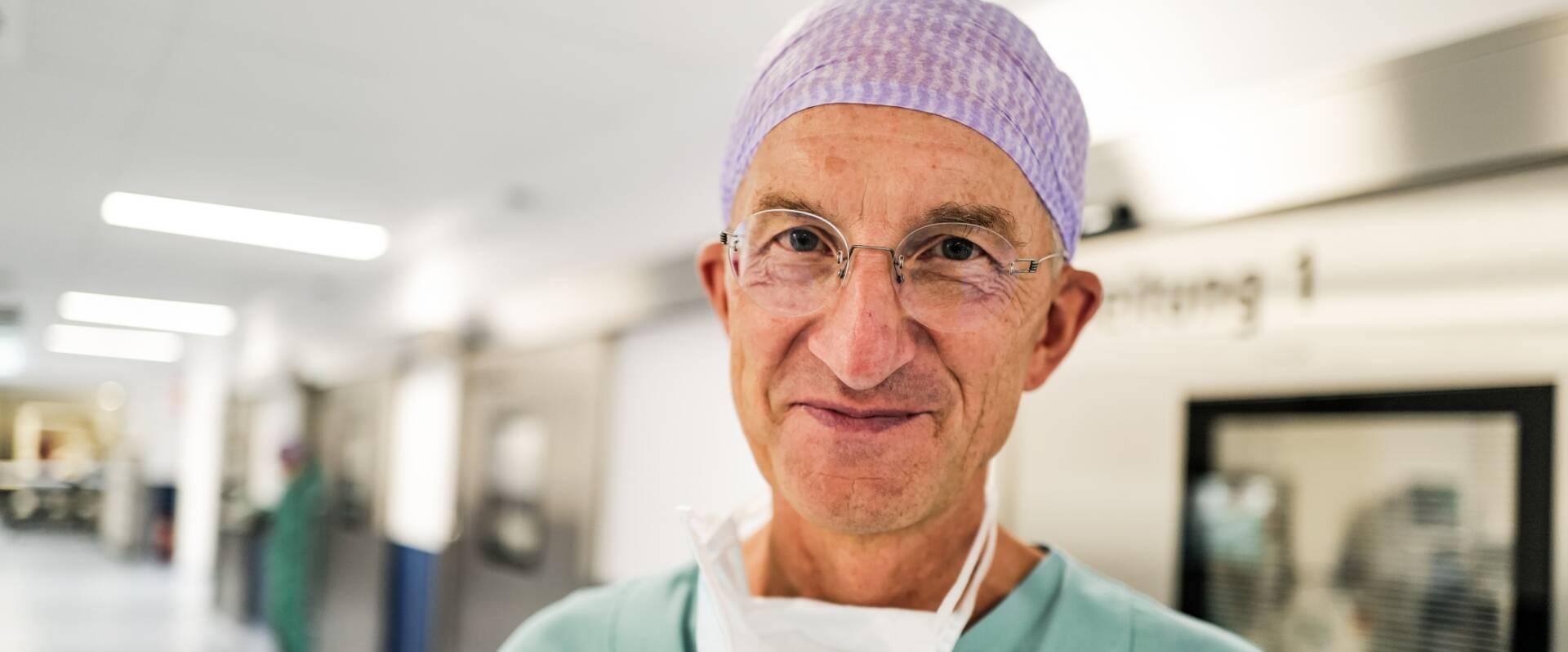 Ein Arzt nach seiner langen Schicht im Flur des Krankenhauses
