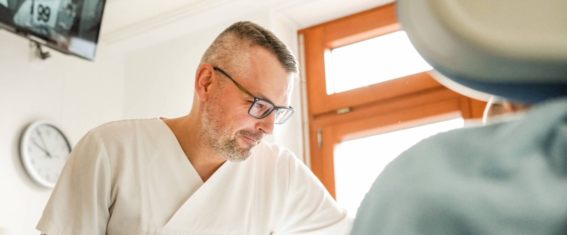 Arzt arbeitet konzentriert im Krankenhaus