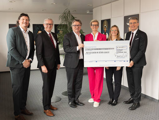 Gruppenfoto: (v.l.) Gesch&auml;ftsbereichsleiter Bau und Technik Rainer Stapf, Medizinischer Vorstand Dr. Peter Kraemer, Minister Manne Lucha, Vorstandsvorsitzende Claudia Bauer-Rabe, Pflegerische Vorst&auml;ndin Kathleen Messer und Landrat Thorsten Erny
