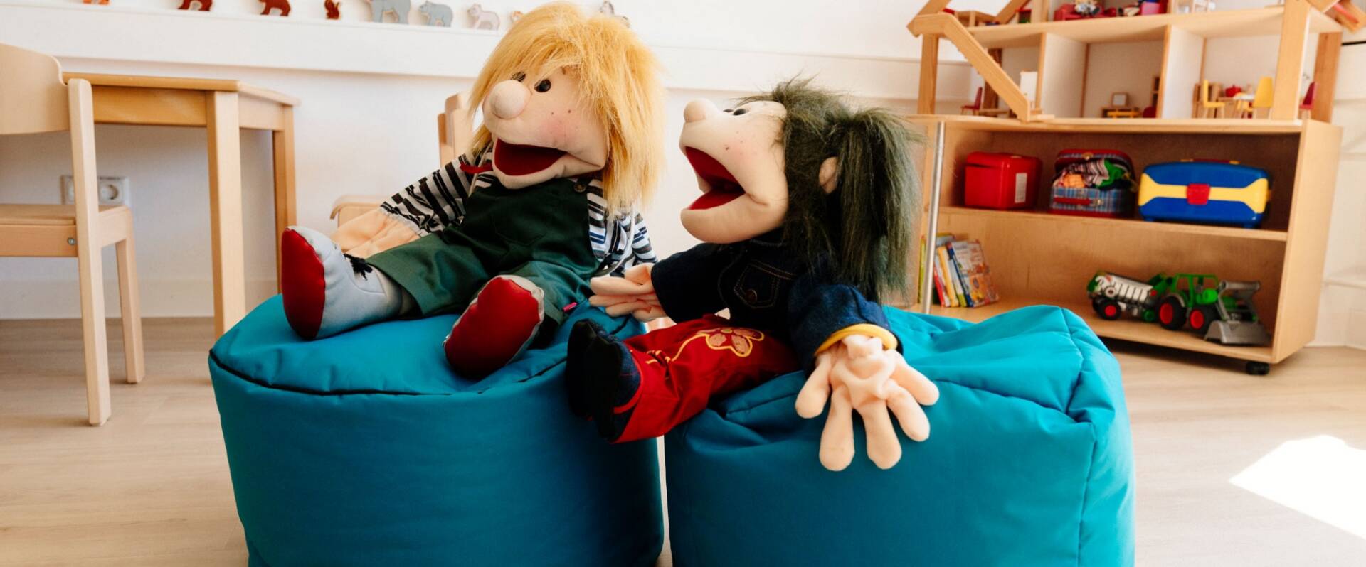 Kinderspielecke mit Kuscheltieren und Spielzeug