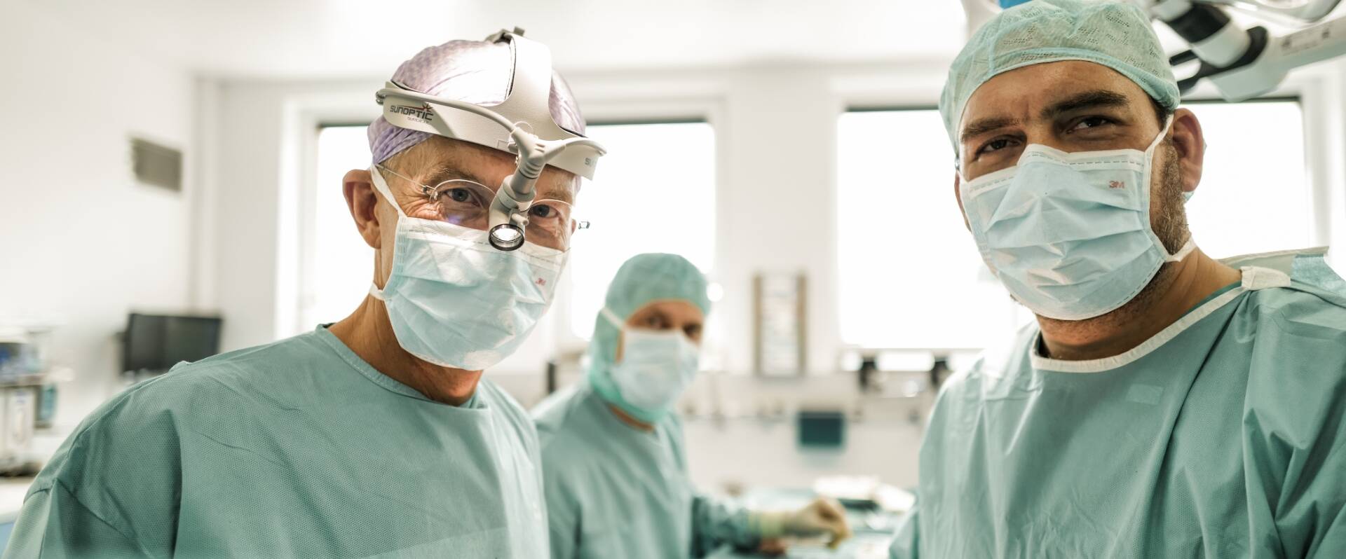 Zwei Ärzte in einer Besprechung vor einer Operation