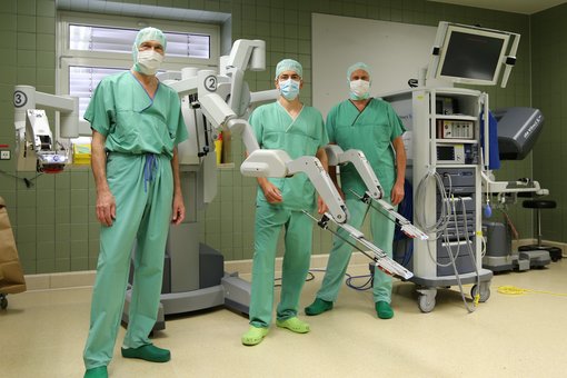 Das Team des Kompetenzzentrums für Adipositaschirurgie mit dem Operationsroboter in einem OP 