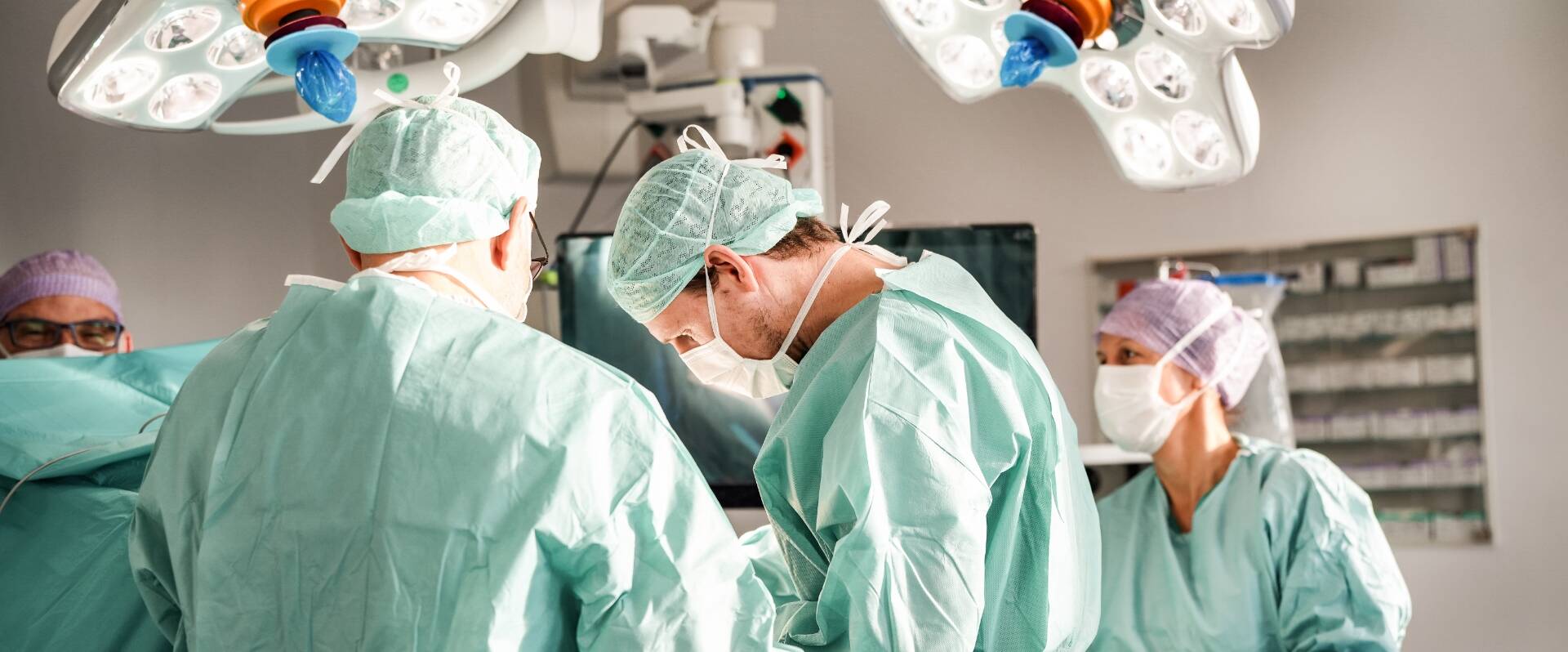 Eine Gruppe von Ärzten arbeitend im Operations-saal