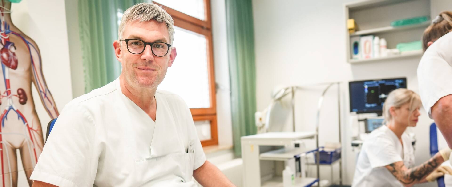 Ein Arzt sitzt im Lehrzimmer