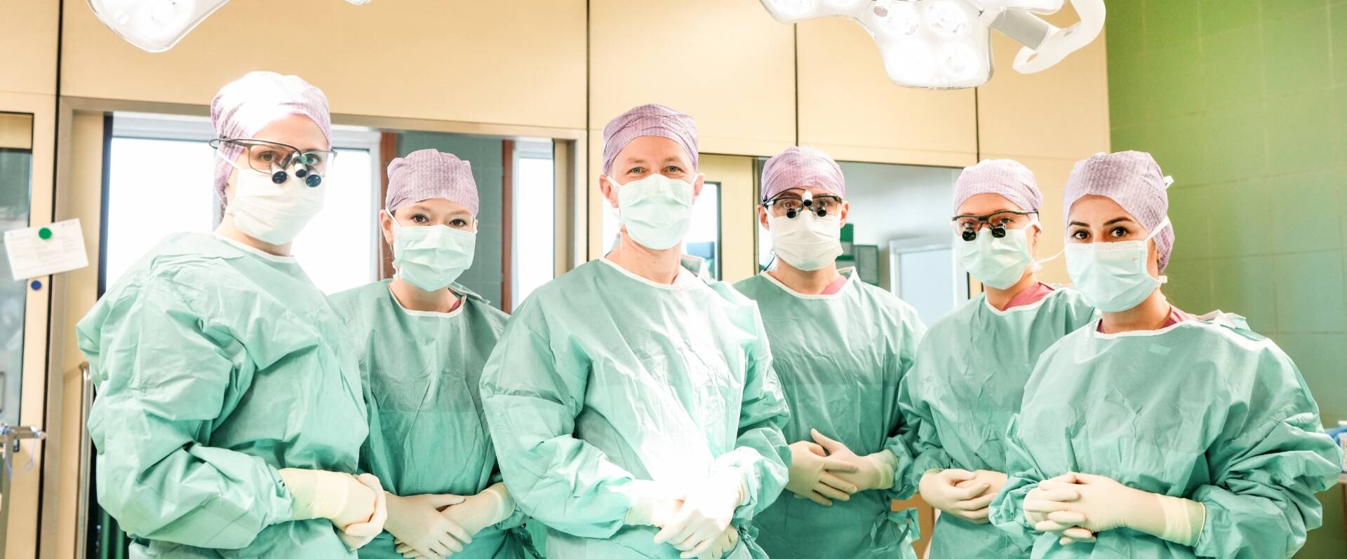 Sechs Teammitglieder der Plastischen Chirurgie in voller OP-Montur