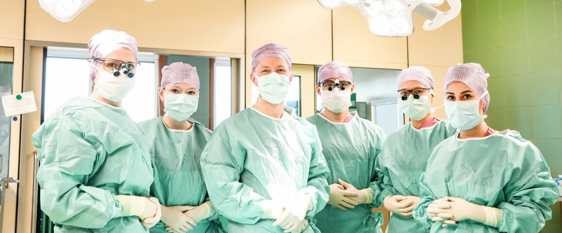 Sechs Teammitglieder der Plastischen Chirurgie in voller OP-Montur