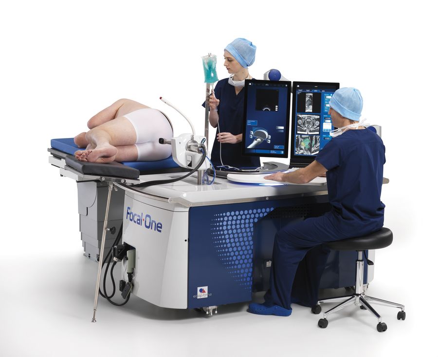 Der Patient liegt während der Behandlung in Rechtsseitenlage auf einem Operationstisch.