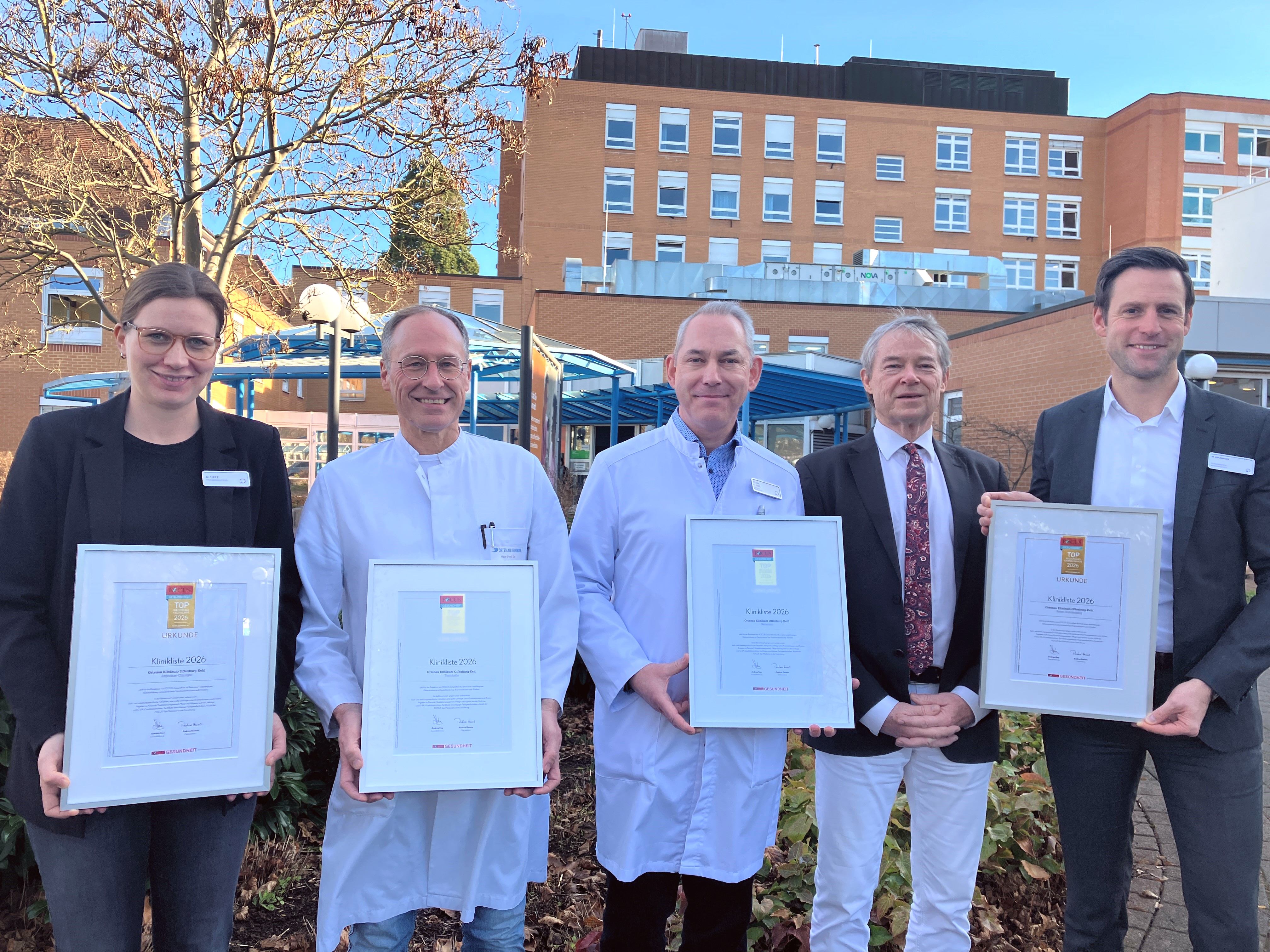 Freuen sich &uuml;ber die Auszeichnung durch Focus Gesundheit: (v.l.) Pflegedirektorin Daniela Neff, Professor Dr. Uwe Pohlen, Privatdozent Dr. Vincent Ries, Professor Dr. Klaus Schmidtke und Klinikdirektor Mathias Halsinger.
