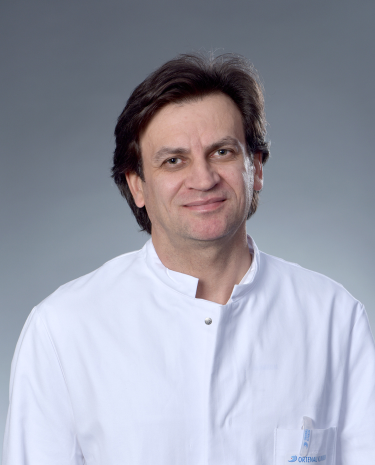 Portrait: Dr. Sergiu Gaivas - Sektionsleiter Neurochirurgie