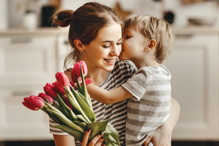Abbildung: Grusskarten Muttertag - kleiner Junge umarmt seine Mutter